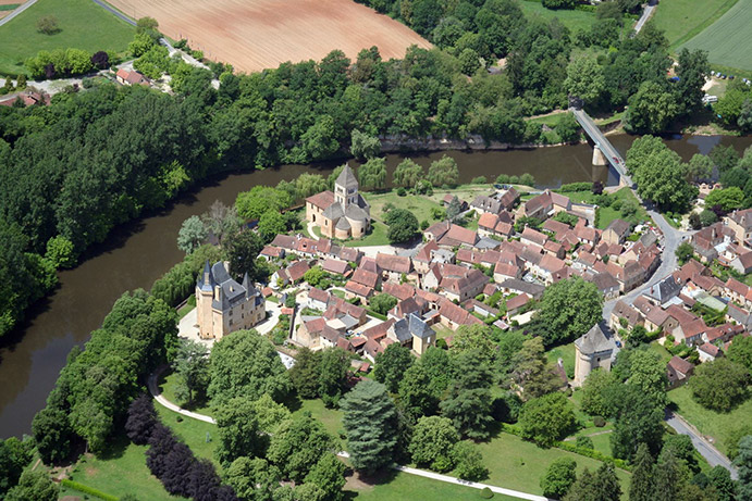 The village of Saint-Léon-sur-Vézère